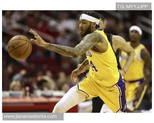 湖人队启程前往凤凰城客场比赛登机照曝光全队士气高涨 湖人队启程前往凤凰城客场比赛登机照曝光全队士气高涨