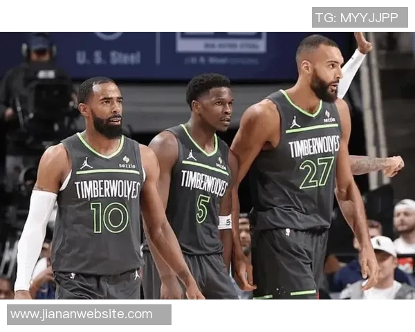 爱德华兹半场火力全开16投10中狂砍29分三分球命中率高达60 爱德华兹半场火力全开16投10中狂砍29分三分球命中率高达60