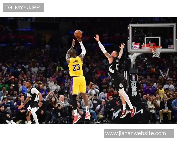 普理查德上半场火力全开三分球精准命中助球队争取胜利